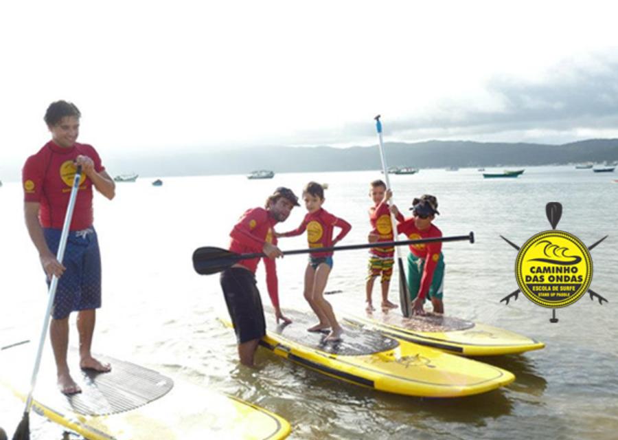 Aluna surfando em Canto Grande